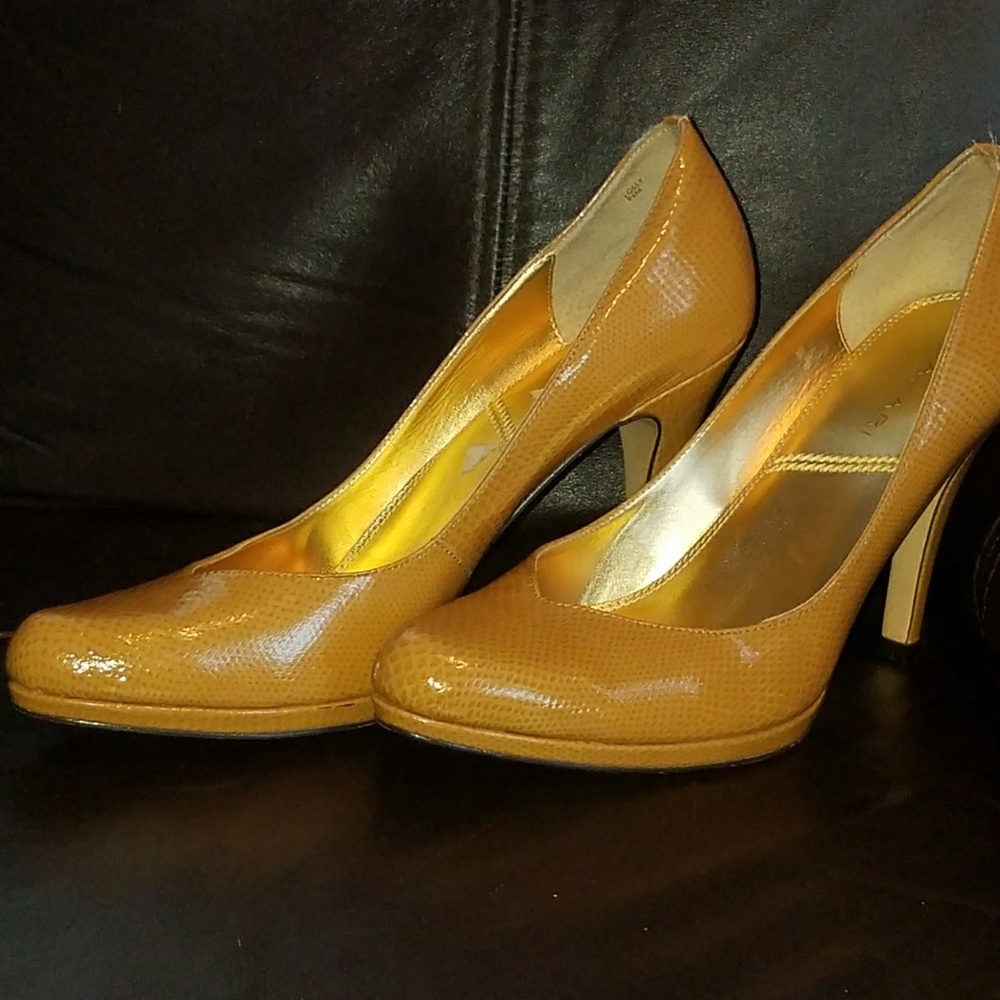 Tahari "Lolly " 9.5